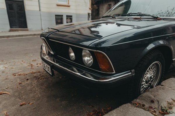 Wie kann man minimalistische Mode mit einem einzigartigen Stil kombinieren?